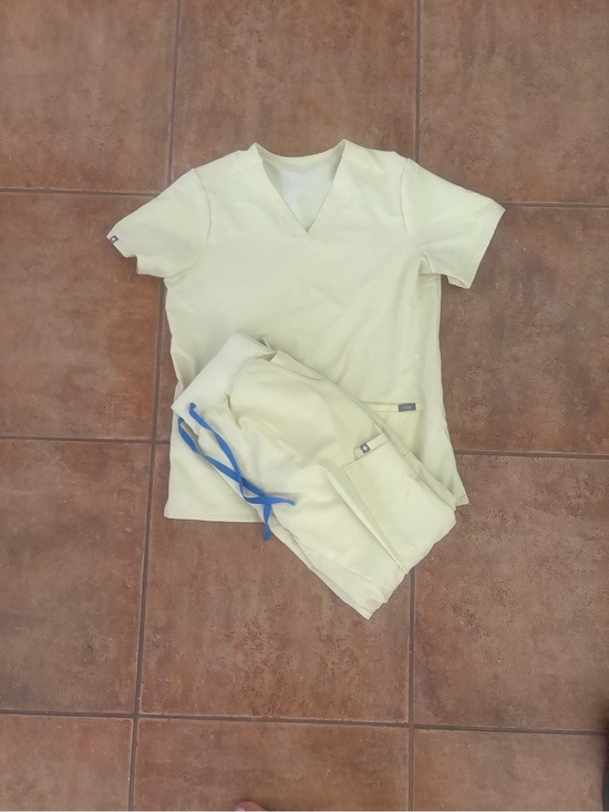 Figs Other - FIGS Women's Light Yellow Scrub Top and Pants